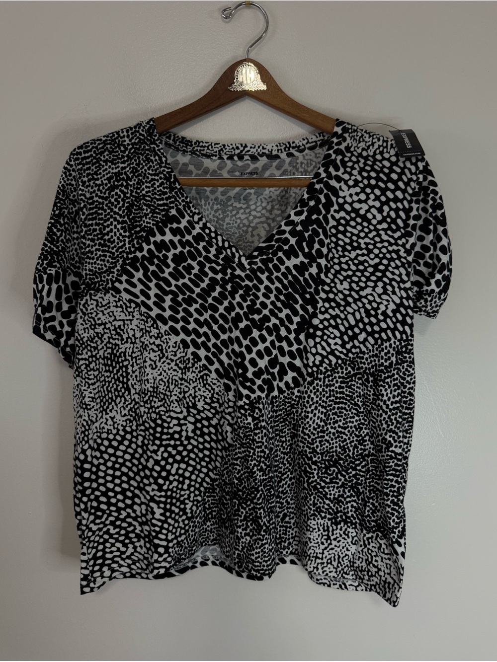 Express Black & White Printed V-Neck Women’s Top size large